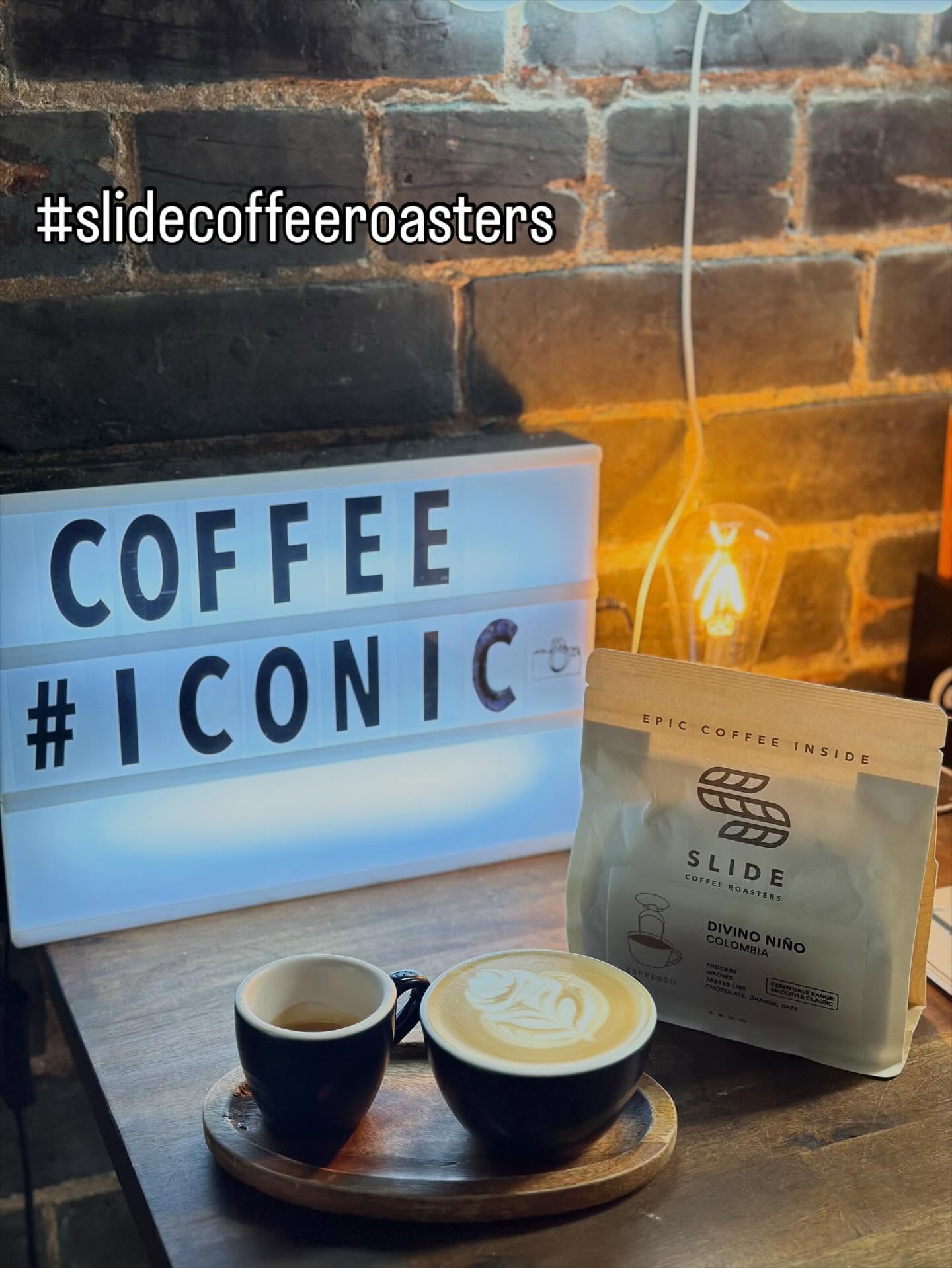 Espresso y flat white junto a una bolsa de Slide Coffee Roasters, Divino Niño Colombia